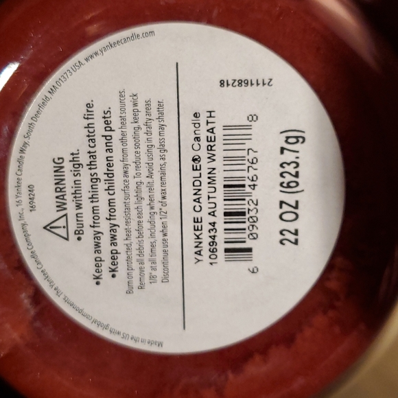 Yankee Candle Autumn Wreath Large 22 oz. - Picture 2 of 5